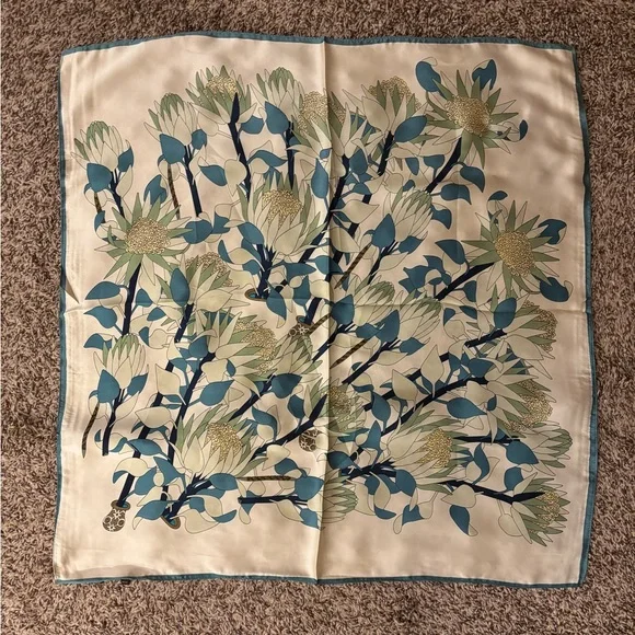 BRAND NEW Scarf in Floral Pattern - Picture 1 of 5